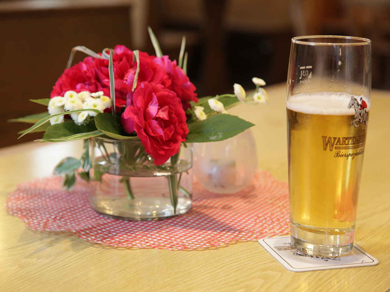Ein Glas Bier mit Tischdeko
